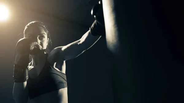 Mujer Joven Haciendo Entrenamiento Boxeo Gimnasio Ella Está Usando Guantes — Foto de Stock