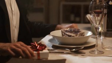 Adam kız arkadaşına romantik bir hediye vermek