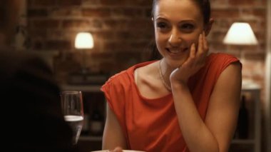 Restoranda genç mutlu çift