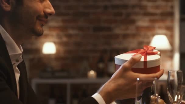 Man die een romantische gift geeft aan zijn vriendin — Stockvideo