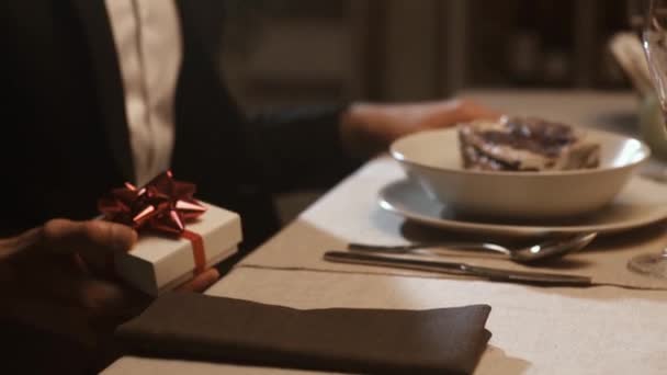 Мужчина дарит романтический подарок своей девушке — стоковое видео