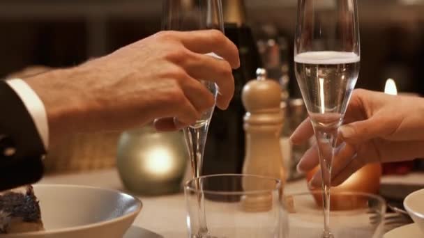 Pareja celebrando la víspera de Año Nuevo y brindis con vino — Vídeo de stock