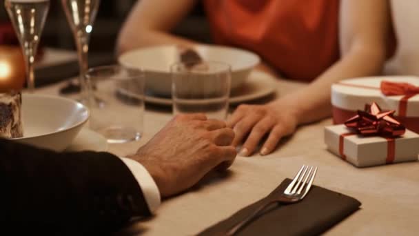 Романтическая пара обедает вместе и держится за руки — стоковое видео