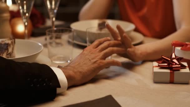 Pareja romántica cenando juntos y tomados de la mano — Vídeo de stock