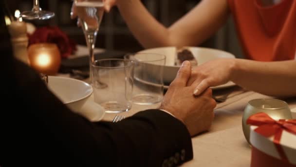 Romántica pareja amorosa teniendo una cita para cenar y brindar — Vídeo de stock