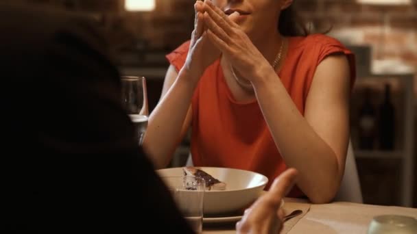 Paar bespreken en ruzie in het restaurant — Stockvideo