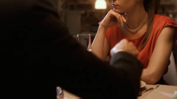 Casal jantar e brigar no restaurante — Vídeo de Stock