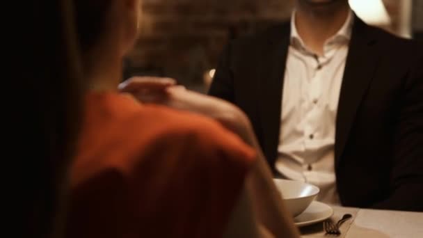 Uomo che dà un anello di fidanzamento alla sua ragazza al ristorante — Video Stock