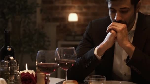 Woman meeting his boyfriend at the restaurant — Stock Video