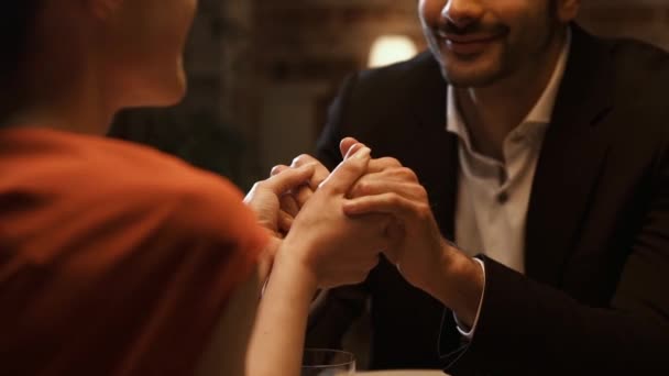 Romantisches Paar beim gemeinsamen Essen und Händchenhalten — Stockvideo