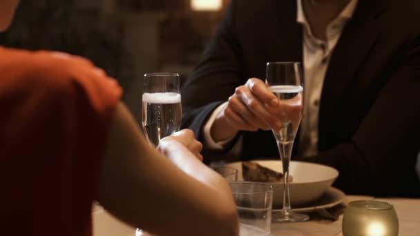 浪漫的情侣有一个晚餐约会和敬酒 — 图库视频影像