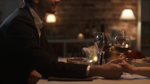 Pareja romántica cenando juntos y tomados de la mano — Vídeo de stock