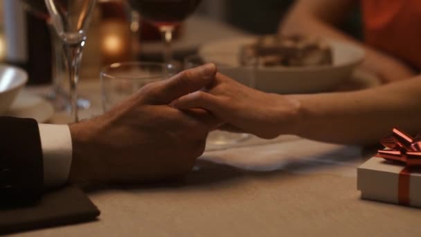 Pareja romántica cenando juntos y tomados de la mano — Vídeo de stock