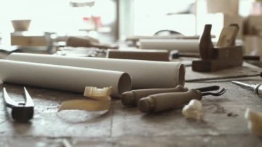 Profesyonel yetenekli marangoz ahşap cigara, el sanatları ve marangozluk kavramı üzerinde çalışma