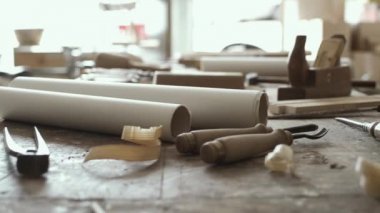 Profesyonel yetenekli marangoz ahşap cigara, el sanatları ve marangozluk kavramı üzerinde çalışma