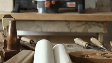 İş yerinde profesyonel yetenekli marangoz, çekiç ve keski, ahşap işleme ve marangozluk kavramı kullanarak oyma ahşap olduğunu