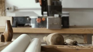 Profesyonel yetenekli marangoz atölyesinde çalışan ve bir oymak ile ahşap oyma