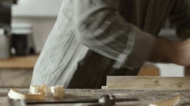 Profesyonel yetenekli marangoz ahşap bir Planya, ahşap işleme ve işçilik kavramı kullanarak planlama