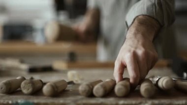 Çekiç ve keski ve ağaç işleme aletleri bir dizi ön planda kullanarak profesyonel yetenekli marangoz oyma ahşap