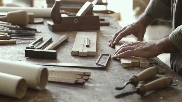 Měření a značení s přesností na dřevo pomocí pravítko a tužka, zpracování dřeva a koncept tradiční tesařství Tesař