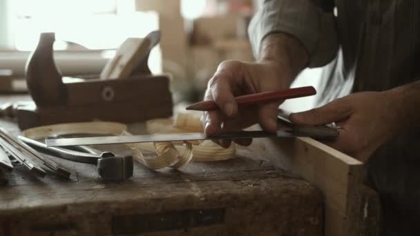 Mérés Jelölés Segítségével Egy Vonalzó Egy Ceruza Faipari Hagyományos Asztalos — Stock videók