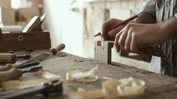 Medição Marcação Carpinteiro Com Precisão Madeira Usando Uma Régua Lápis — Vídeo de Stock