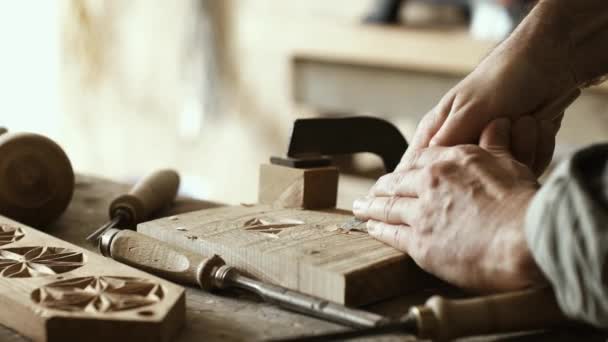 Profesionální tesařské práce ve své dílně a vyřezávání dřeva s použitím dláto, zpracování dřeva a kvalitního zpracování koncepce