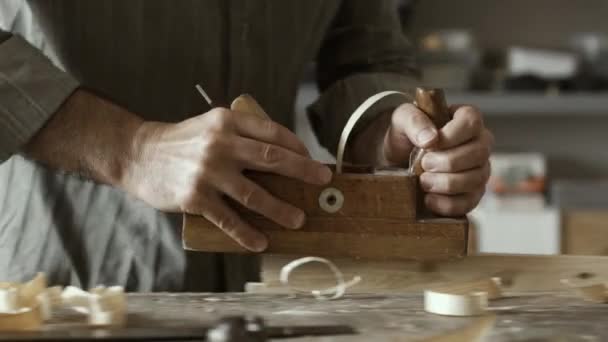 プロの熟練した大工がカンナ 木工職人の概念を用いた木材を削り — ストック動画