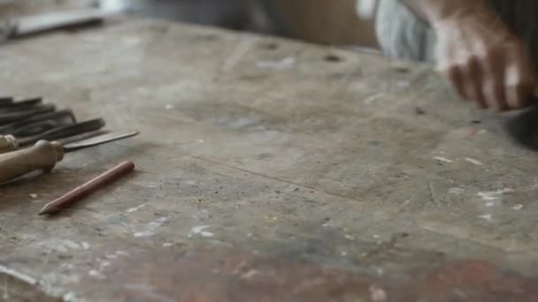 专业熟练的木匠在他的车间工作 他在一个项目素描 准备木材和制作木工关节 视频蒙太奇 — 图库视频影像
