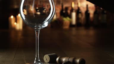 Sommelier mahzende şarap tadıyor, bardağa mükemmel bir kırmızı şarap dolduruyor.