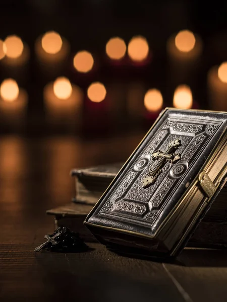 Bíblia Preciosa Antiga Santo Rosário Velas Acesas Igreja Religião Conceito — Fotografia de Stock