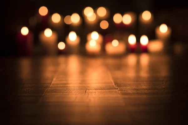 Velas Acesas Desfocadas Queimando Igreja Espiritualidade Conceito Religião — Fotografia de Stock