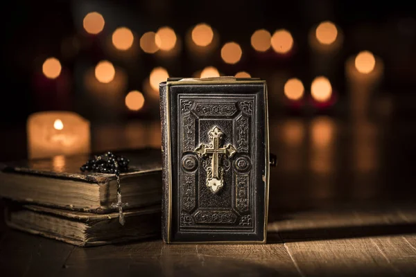 古色古香的珍贵的圣经 圣洁念珠和点燃的蜡烛在教会 宗教和基督教概念 — 图库照片