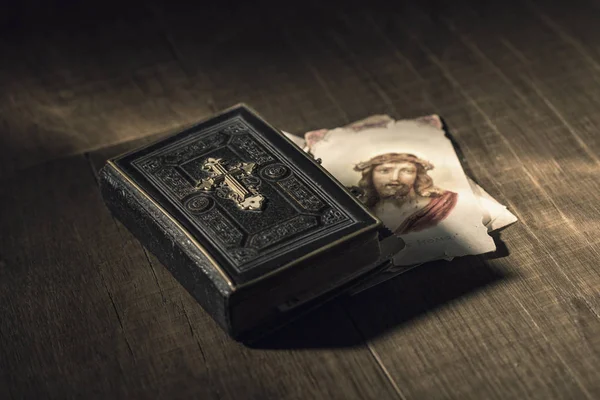 Sagrada Biblia Sagrada Tarjeta Con Imagen Jesucristo Escritorio Madera Religión —  Fotos de Stock