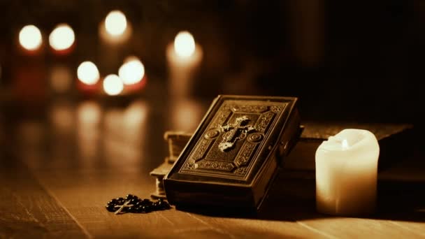 Antike Bibel Und Heilige Bücher Der Kirche Mit Brennenden Kerzen — Stockvideo