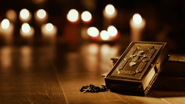 Antieke Heilige Bijbel Heilige Boeken Kerk Met Aangestoken Kaarsen Achtergrond — Stockvideo