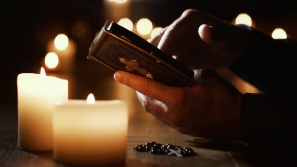 Hombre Leyendo Santa Biblia Orando Iglesia Con Velas Encendidas Religión — Vídeos de Stock