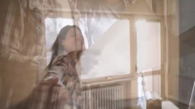 Yeni eve taşınma genç mutlu çift onlar boyama duvar, ev bir makyaj yapıyor, açma ve kutlamak için kızartma vardır: ev yenileme ve gayrimenkul concept, video montaj