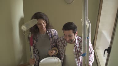 Mutlu Genç Çift hareketli onların yeni ev ve ev yenileme: iç duvarlar birlikte resim ve bira ile kutluyor: gayrimenkul, ev baştan yaratma ve yaşam tarzı concept, video montaj