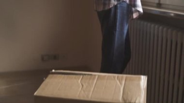 Mutlu çift onların yeni ev ve kutuları penceresinden manzarayı: gayrimenkul, yer değiştirme ve yaşam tarzı kavramı