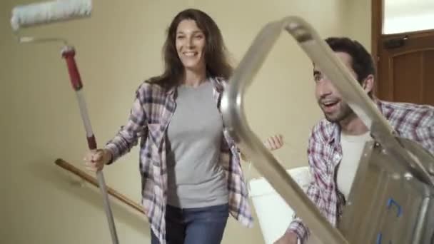 Ungt Par Renoverar Deras Nya Hus Bär Väggmålning Verktyg Och — Stockvideo