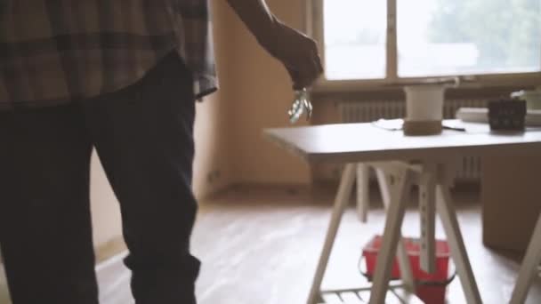 Paar Renoviert Sein Neues Haus Und Streicht Innenwände Die Frau — Stockvideo