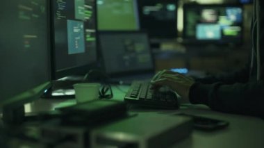 Karanlıkta onun bilgisayarlarla çalışan siyah şapka hacker o veri çalmak ve ağları, siber suç kavramı kesmek