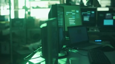 Geliştirici ve hacker gizli iş istasyonu: birden çok ekran ve bağlı bir masaüstü bilgisayarlarda: siber güvenlik ve kesmek kavramı