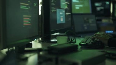 Karanlıkta onun bilgisayarlarla çalışan siyah şapka hacker o veri çalmak ve ağları, siber suç kavramı kesmek