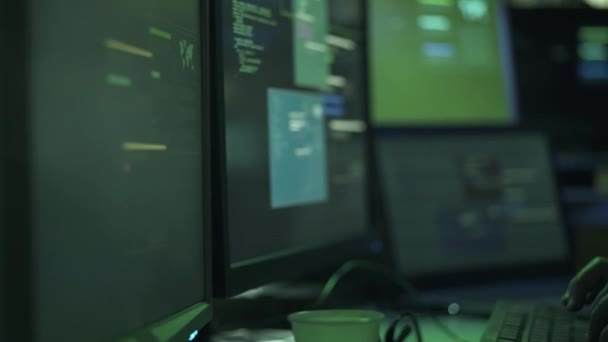Peretas Topi Hitam Bekerja Dalam Gelap Dengan Komputer Mencuri Data — Stok Video