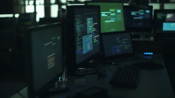 Desenvolvedor Hacker Estação Trabalho Escondida Várias Telas Computadores Conectados Cibersegurança — Vídeo de Stock