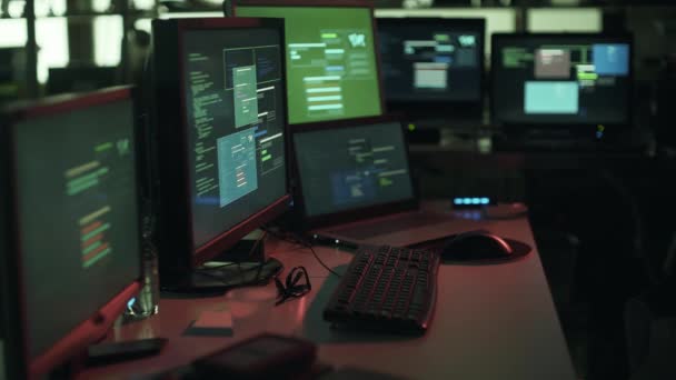 開発者やハッカー隠しワークステーション 複数画面および接続されているコンピューター サイバー セキュリティとハッキングのコンセプト — ストック動画