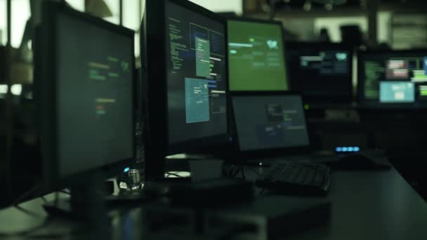 开发者和黑客隐藏工作站 多个屏幕和连接的计算机 网络安全和黑客概念 — 图库视频影像