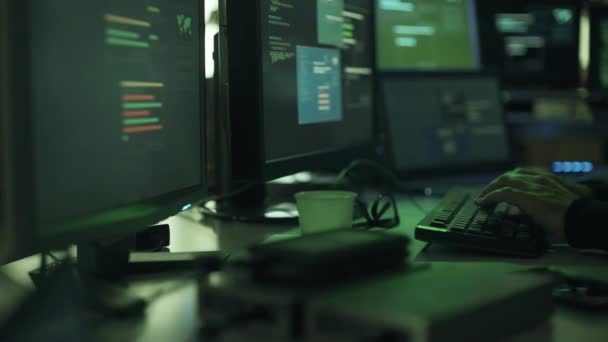 Karanlıkta Onun Bilgisayarlarla Çalışan Siyah Şapka Hacker Veri Çalmak Ağları — Stok video